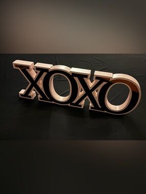 Decorative mirrored 'XOXO' Block Sign in Blush Pink